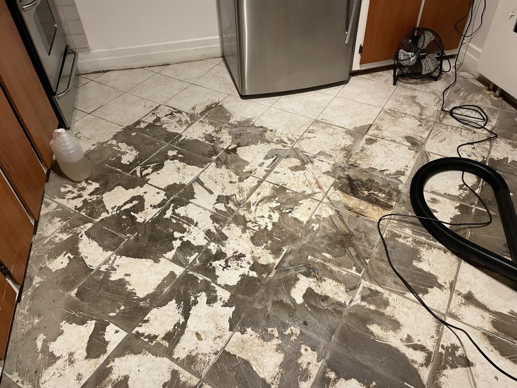 تمیز کردن گچ و سیمان خشک شده از روی کاشی و سرامیک