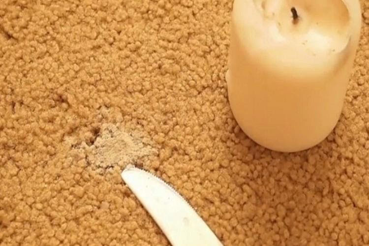 چگونه لکه شمع را از روی فرش پاک کنیم؟