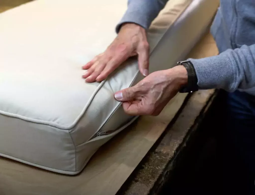 احیای مبلمان: چگونه کوبیدگی و فرورفتگی ابر مبل را از بین ببریم؟